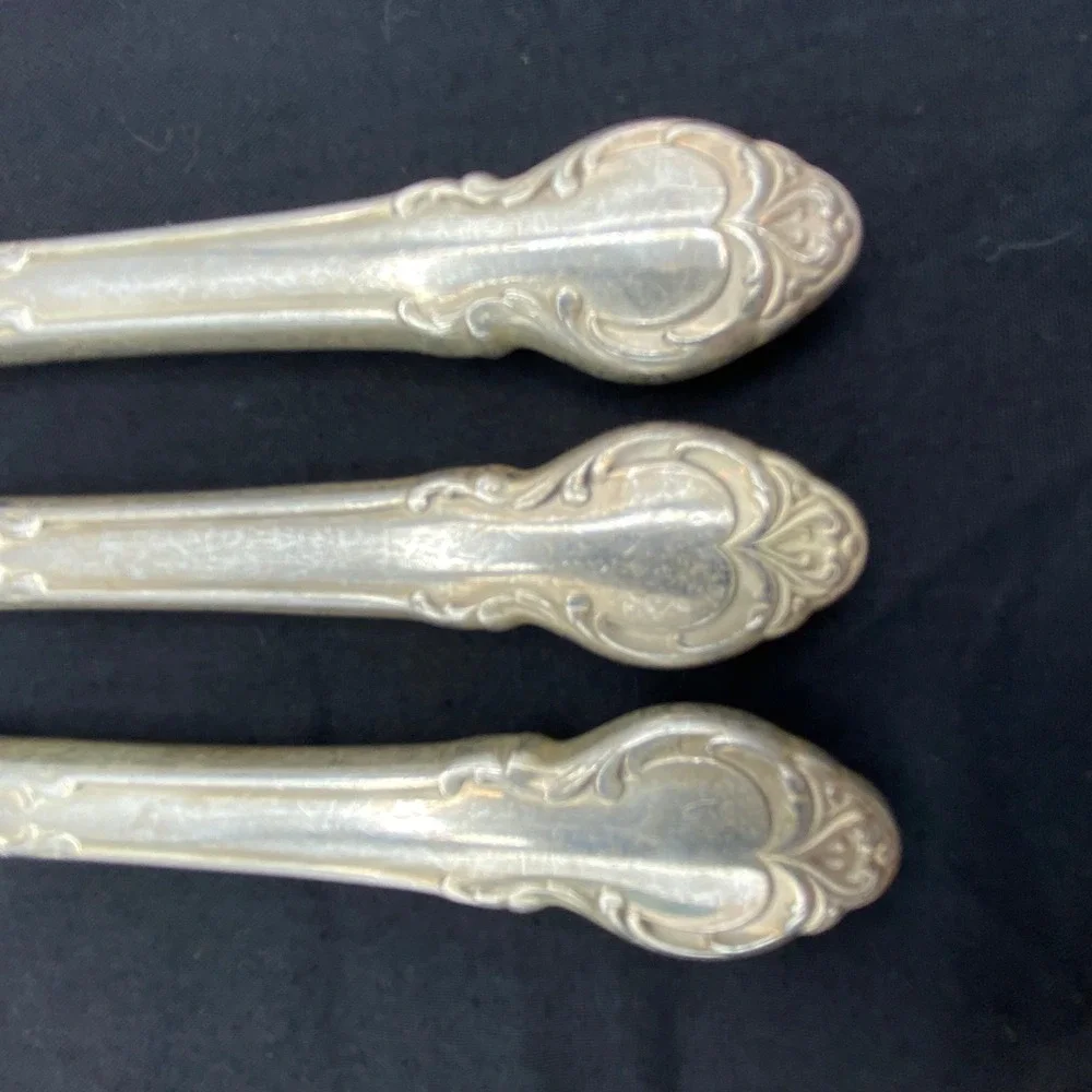 Vintage 6.25in Dinner Knives 3pc Silver Gold Ornate Scroll Flatware Replacement